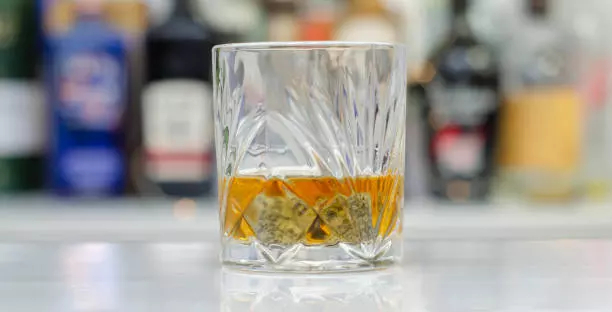 酒精與藥物相互作用示意